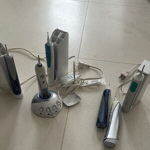 4 sets of Electric Toothbrush Set with Charging Stations